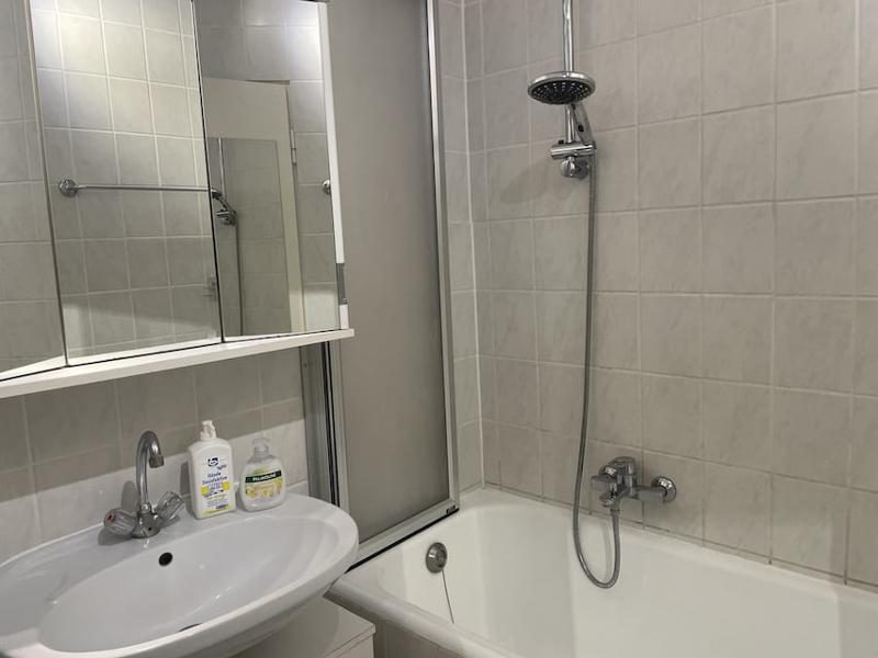 Badezimmer mit Badewanne und Dusche in der Ferienwohnung Luna Blu
