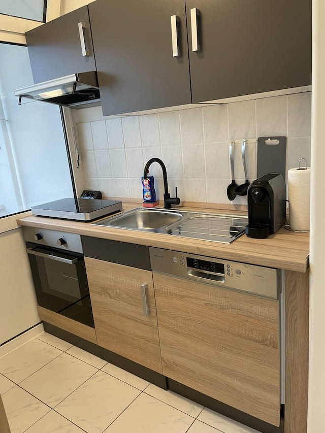 Moderne Küchenzeile mit Backofen und Geschirrspüler in der Ferienwohnung Luna Blu