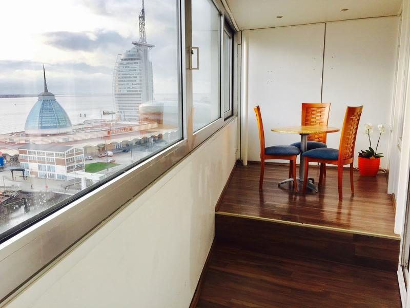 Blick aus der Ferienwohnung Stella Marina auf die Havenwelten und die Weser in Bremerhaven
