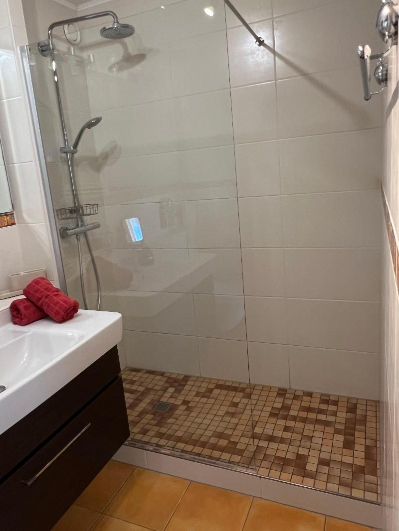Dusche im Badezimmer der Ferienwohnung Stella Marina